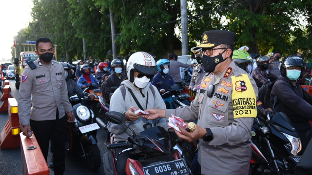 Kakorlantas Polri tinjau penerapan PPKM Level 3 di perbatasan Prambanan-Klaten. Foto: Dok. Istimewa