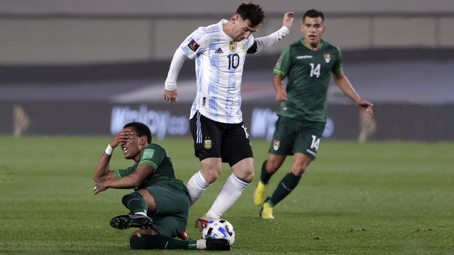 Pemain Argentina Lionel Messi melewati pemain Bolivia pada laga Kualifikasi Piala Dunia Amerika Selatan, Argentina vs Bolivia. Foto: REUTERS/Juan Ignacio Roncoroni