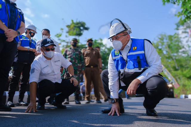 Bupati Muba, Dodi Reza Alex Noerdin saat meninjau pembangunan jalan aspal karet. (foto: dok. istimewa)