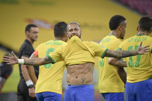 Pemain Brazil Neymar melakukan selebrasi setelah mencetak gol ke gawang Peru dalam laga kualifikasi Amerika Selatan untuk Piala Dunia FIFA Qatar 2022. Foto: AFP/Nelson Almeida