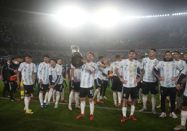 Pemain Argentina, Lionel Messi merayakan kemenangan Copa America. Foto: REUTERS/Natacha Pisarenko