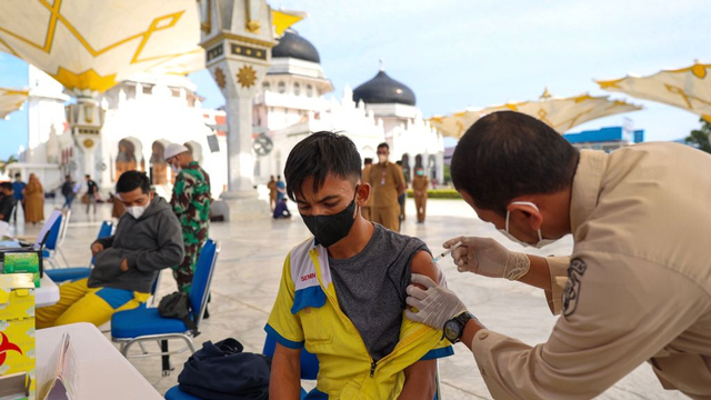 Vaksinasi massal di Masjid Raya Baiturrahman, Banda Aceh. Foto: Suparta/acehkini