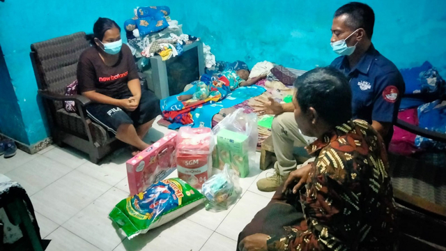 Seorang ibu yang mencuri susu bayi di Blitar diantar pulang ke rumahnya di Kota Batu, Jatim. Foto: Dok. Istimewa