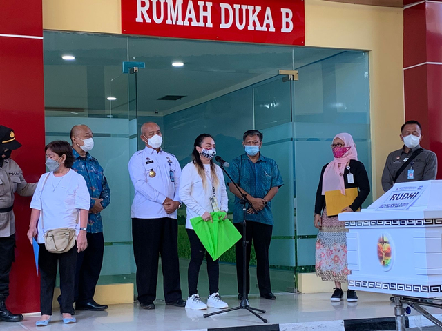 Keluarga korban memberikan sambutan pada penyerahan Jenazah Rudhi Korban Kebakaran Lapas 1 Tangerang. Foto: Nugroho GN/kumparan