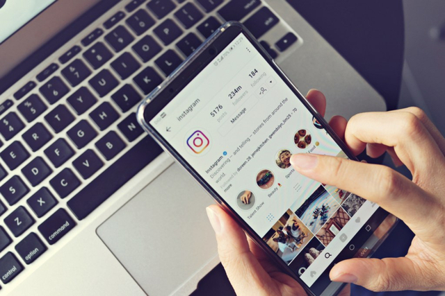 Ilustrasi melakukan cara mengganti nama Instagram (Foto: Shutterstock)