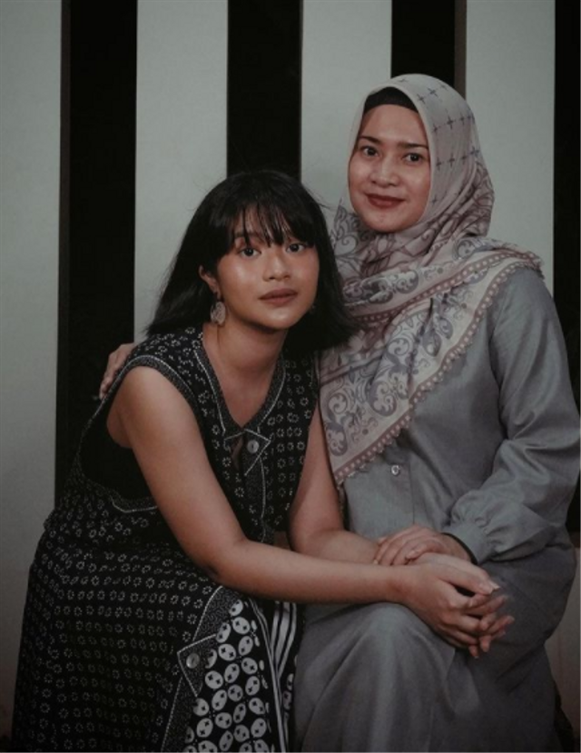 Ikke Nurjanah bersama anak perempuanya, Siti Adira Kania. Foto: Instagram/adirakania