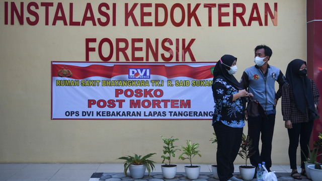 Keluarga korban kebakaran lapas kelas 1 Tangerang menunggu hasil identifikasi dari Tim DVI Polri di RS Polri, Kramat Jati, di Jakarta, Jumat (10/9/2021). Foto: Galih Pradipta/ANTARA FOTO