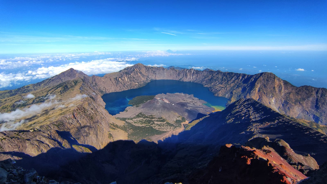 Megahnya kaldera Rinjani terlihat dari puncak tertingginya 3.3726 mdpl. Foto: Harley Sastha