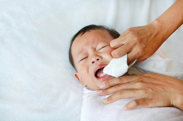 Cara Membersihkan Lidah Bayi yang Bisa Dicoba (646784)