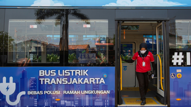 Petugas PT Transjakarta keluar dari bus listrik produksi perusahaan otomotif China, Higer saat uji coba di Jakarta, Jumat (10/9/2021). Foto: Aditya Pradana Putra/ANTARA FOTO