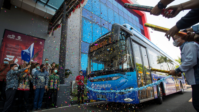 Jajaran pimpinan Dinas Perhubungan DKI Jakarta dan PT Transjakarta meluncurkan uji coba bus listrik produksi perusahaan otomotif China, Higer di Jakarta, Jumat (10/9/2021). Foto: Aditya Pradana Putra/ANTARA FOTO