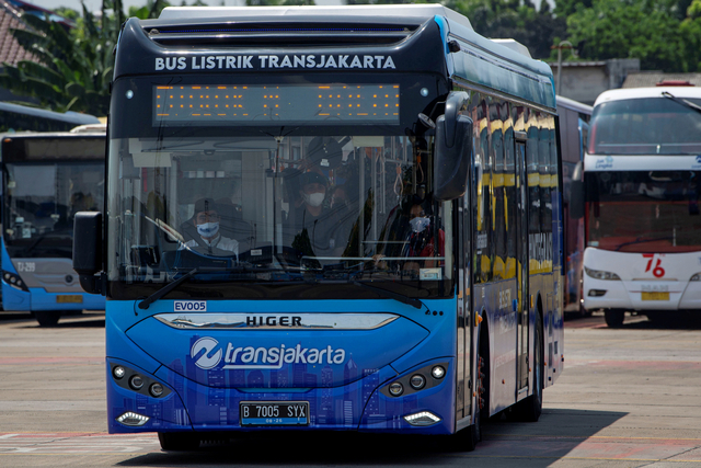 Petugas PT Transjakarta mengemudikan bus listrik produksi perusahaan otomotif China, Higer saat uji coba di Jakarta, Jumat (10/9/2021). Foto: Aditya Pradana Putra/ANTARA FOTO