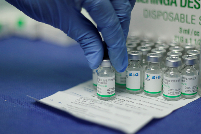 Ilustrasi vaksin corona Sinopharm. Foto: Leonardo Fernandez Viloria/REUTERS