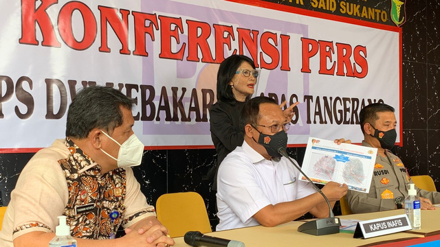 Kapus Inafis Polri, Brigjen Pol Mashudi menunjukkan data dari korban kebakaran Lapas Klas 1 Tangerang yang teridentifikasi saat jumpa pers di RS Polri, Kramat Jati, di Jakarta, Jumat (10/9/2021). Foto: Nugroho GN/kumparan
