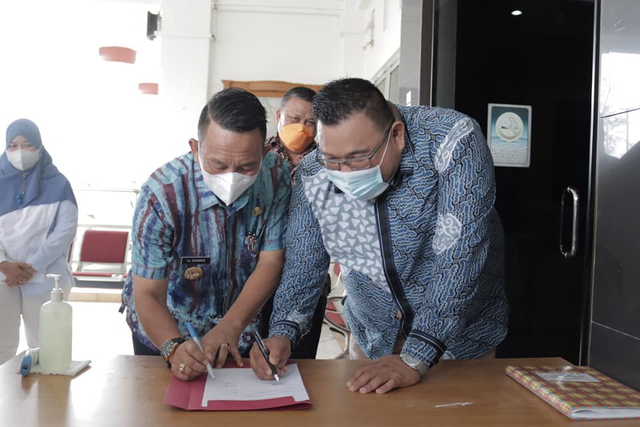 Kamar Dagang dan Industri (KADIN) Indonesia melalui KADIN Belitung Timur (Beltim) saat menyerahkan bantuan berupa tabung oksigen ke Pemkab Beltim.