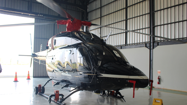 Helikopter Bell 429 milik PT Whitesky Aviation di hanggar Cengkareng Heliport.
Foto: Wendiyanto Saputro/kumparan