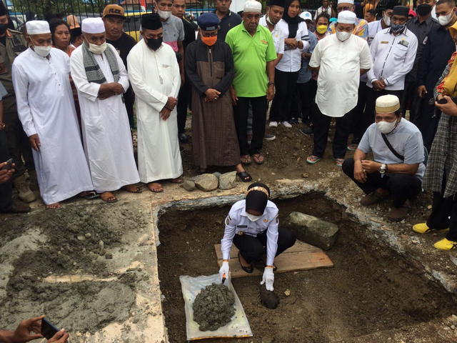 Proses peletakan batu pertama Masjid Tri Sula. Foto: Iwan Setiawan Umamit/cermat