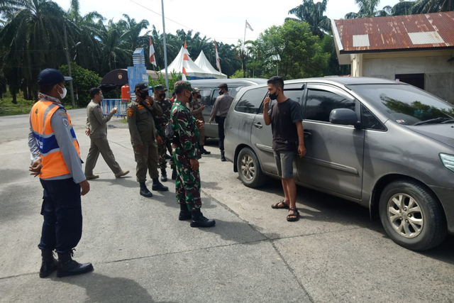 Personel gabungan di wilayah Aceh Tamiang melalukan pemeriksaan terhadap pelintas di pos perbatasan Aceh-Sumatera Utara (Sumut). Foto: Dok. Polda Aceh