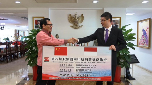 Dubes RI untuk Tiongkok, Djauhari Oratmangun, terima donasi dari Zhenshi Holding Group Co., Ltd. Foto: KBRI Beijing