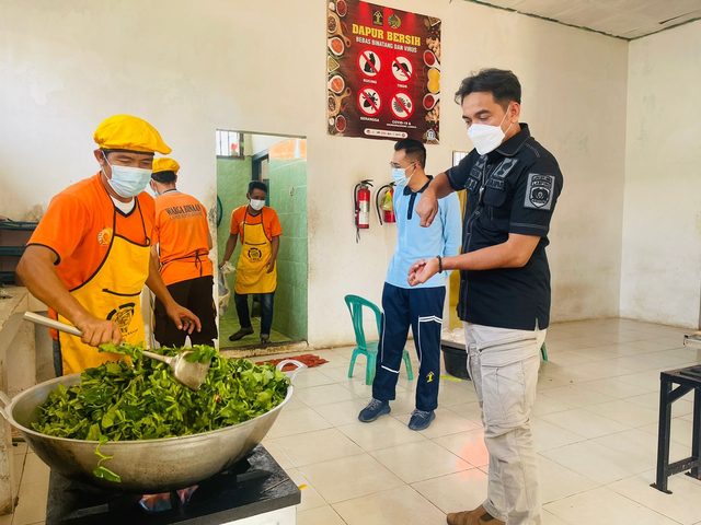 Kalapas Kota Agung monitoring dapur bagi narapidana | Foto: Humas Lapas Kota Agung