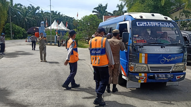 Satgas PPKM Mikro COVID-19, di pos perbatasan Aceh-Sumut, memutarbalikkan 53 kendaraan akibat tidak mengantongi surat vaksin. Foto: Dok. Istimewa