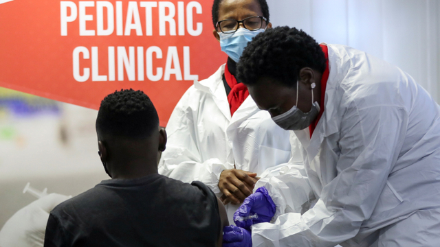 Petugas kesehatan memberikan vaksin untuk anak-anak dan remaja di Afrika Selatan, di Pretoria, Afrika Selatan. Foto: Siphiwe Sibeko/REUTERS