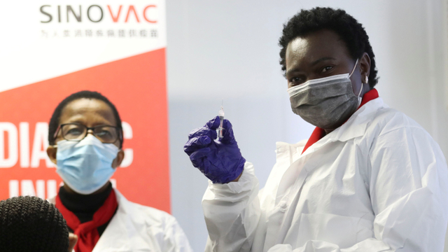Petugas kesehatan memberikan vaksin Sinovac untuk anak-anak dan remaja di Afrika Selatan, di Pretoria, Afrika Selatan. Foto: Siphiwe Sibeko/REUTERS