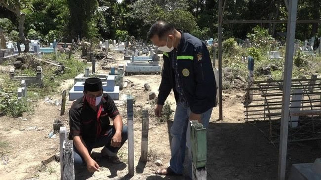 Warga Kabupaten Polewali Mandar, Sulawesi Barat, dihebohkan dengan penemuan foto wanita dalam botol yang ditanam di salah satu kuburan warga. Foto: Dok. Istimewa