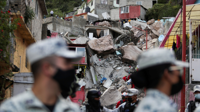 Tim penyelamat bekerja setelah tanah longsor melanda daerah Cerro del Chiquihuite, di kotamadya Tlalnepantla de Baz, pinggiran Mexico City, Meksiko, Jumat (10/9). Foto: Edgard Garrido/REUTERS