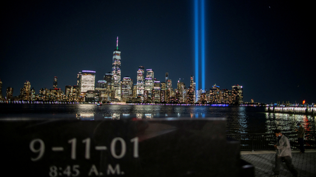 Sinar Tribute in Light bersinar di sebelah menara One World Trade Center pada malam peringatan 20 tahun serangan 11 September di Manhattan, New York City, AS, Jumat (10/9). Foto: Mike Segar/REUTERS