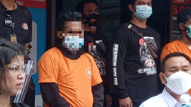 Tersangka pembobolan ATM saat ditunjukkan polisi di Polda Bali - IST