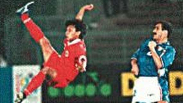 Aksi gol akrobatik Widodo C Putro merobek gawang Kuwait pada penyisihan Piala Asia 1996, 4 Desember 1996 (Foto: Tabloid Bola)