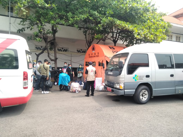 Para PMI yang terkonfirmasi positif COVID-19 menjalani isolasi di Rumah Sakit Lapangan Indrapura Surabaya. 