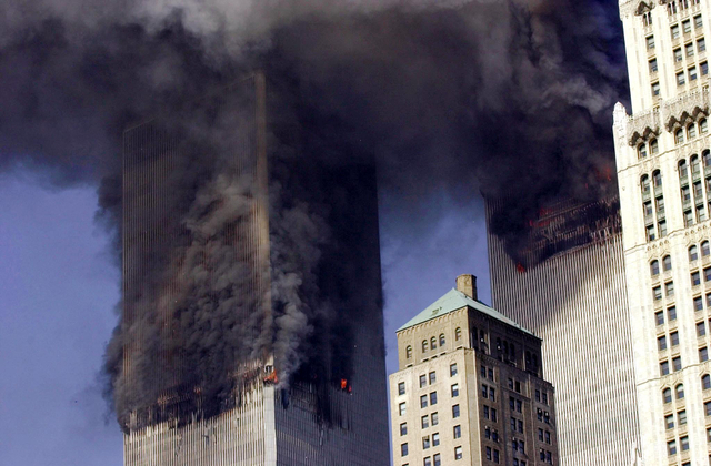 Menara kembar World Trade Center terbakar setelah dua pesawat menabrak setiap gedung di New York, AS, pada 11 September 2001. Foto: STAN HONDA/AFP