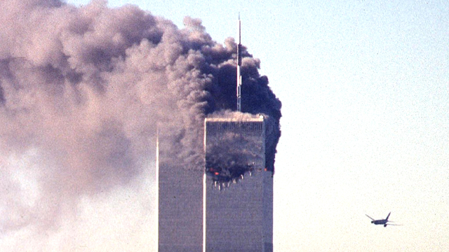 Sebuah pesawat komersial yang dibajak menghantam World Trade Center di New York, AS, pada 11 September 2001. Foto: SETH MCALLISTER/AFP