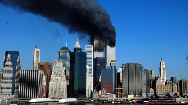 Asap mengepul dari menara World Trade Center yang terbakar sebelum runtuh di New York, AS, pada 11 September 2001. Foto: Henny Ray ABRAMS/AFP