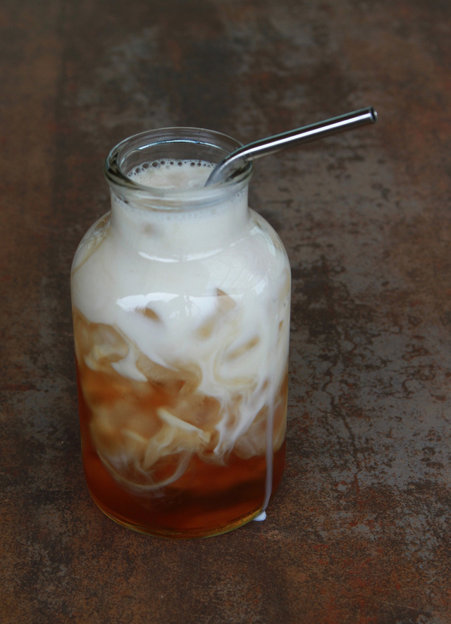 Sumber gambar: https://pixabay.com/photos/tea-iced-tea-thai-iced-tea-beverage-750850/