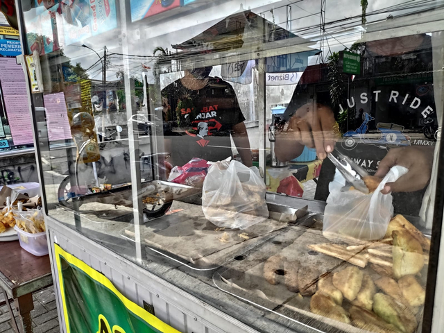 Aksi borong kuliner kaki lima oleh Sahabat Ganjar, Sabtu (11/9/2021) di Tabanan, Bali - IST