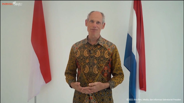 Duta Besar Belanda untuk Indonesia, Lambert Grijns, menyambut kedatangan vaksin Janssen bantuan dari Belanda untuk RI, Sabtu (11/9). Foto: YouTube Sekretariat Presiden