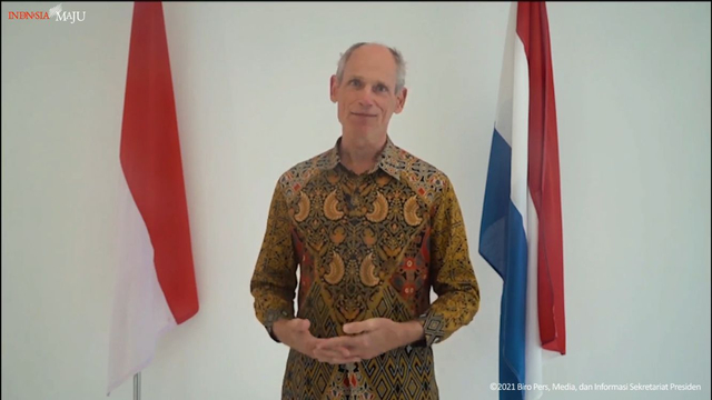 Duta Besar Belanda untuk Indonesia, Lambert Grijns, menyambut kedatangan vaksin Janssen bantuan dari Belanda untuk RI, Sabtu (11/9).  Foto: YouTube Sekretariat Presiden