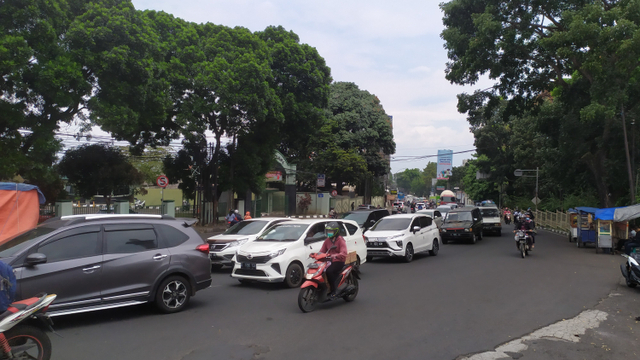 Arus lalu lintas dari Kota Bandung menuju Lembang mulai dipadati oleh kendaraan pada akhir pekan ini meski kawasan wisata masih ditutup. Foto: Rachmadi Rasyad/kumparan