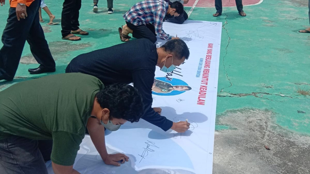 Aksi solidaritas guru SMA di Poso, menyikapi soal kasus penahanan terhadap Kepsek Suhariono, Sabtu, 11 September 2021. Foto: Tim PaluPoso 
