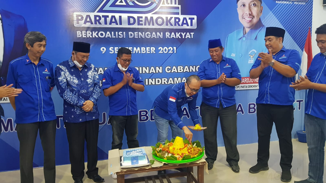 Ketua DPC Demokrat Kabupaten Indramayu, Ir.H Sri Budiharjo Herman, M.I.Pol saat perayaan ulang tahun dua dekade atau 20 tahun partai demokrat di kantor DPC Partai Demokrat Indramayu pada Sabtu (11/09/2021). (Tomi Indra)