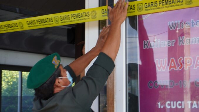 Petugas Satpol PP-WH Kota Banda Aceh memasang garis polisi (police line) terhadap kafe yang dinilai melanggar aturan syariat islam karena ditemukan minuman keras (miras). Foto: Dok. Satpol PP-WH Banda Aceh