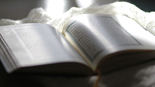 https://pixabay.com/id/photos/quran-lampu-membaca-kerohanian-5385904/