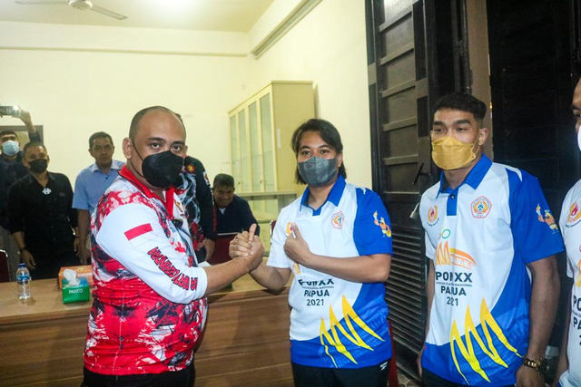 Ketua IPSI Sultra, Andi Ady Aksar, bersama kedua atlet pencak silat yang siap berlaga di ajang PON XX Papua. Foto: Andi May/kendarinesia.
