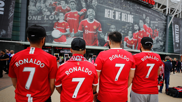 Fans Manchester United ramai-ramai pakai jersi nomor 7 jelang debut kedua Ronaldo di Old Trafford. Foto: Phil Noble/Reuters