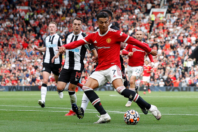 Pemain Manchester United Cristiano Ronaldo menendang bola ke arah gawang Newcastle United pada pertandingan Liga Inggris di Old Trafford, Manchester, Inggris.
 Foto: Phil Noble/REUTERS