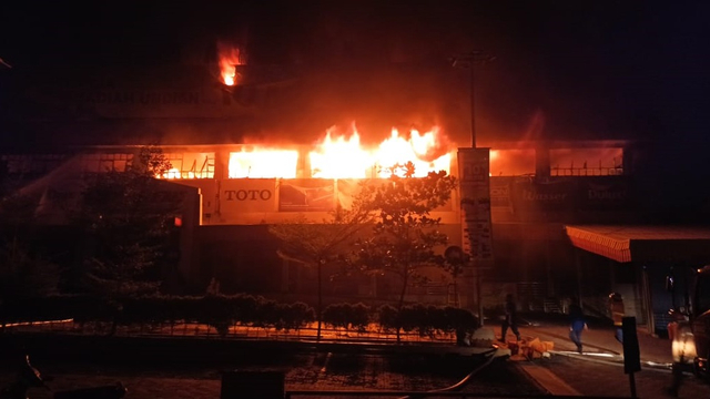 Sebuah depo bangunan di Bekasi Timur terbakar, Sabtu (11/9) malam. Foto: Dok. Istimewa