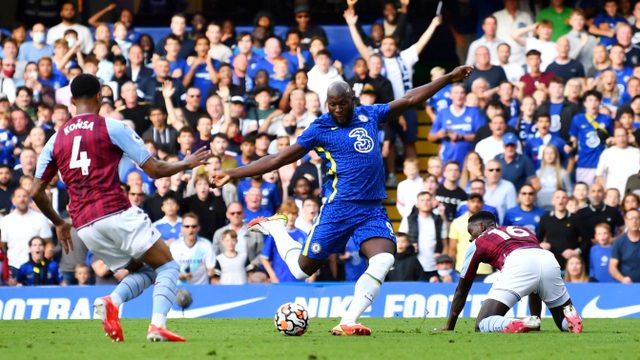 Pemain Chelsea Romelu Lukaku menendang bola ke arah gawang Aston Villa pada pertandingan Liga Inggris di Stamford Bridge, London, Inggris. Foto: Dylan Martinez/REUTERS